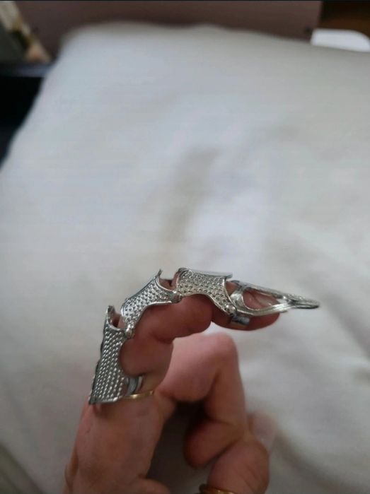 Srebrny pierścionek pierścień szpon zbroja pazur emo alternative gothi