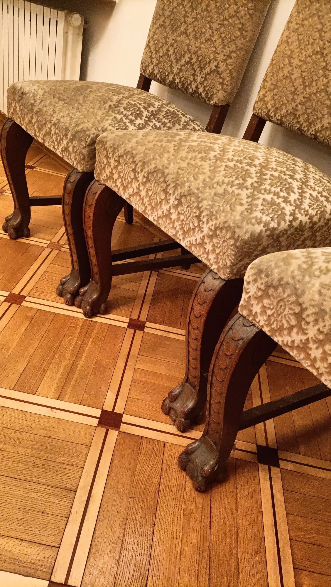 Piękne stylizowane krzesła z łapami lwa komplet na 4 osoby z czasów PR