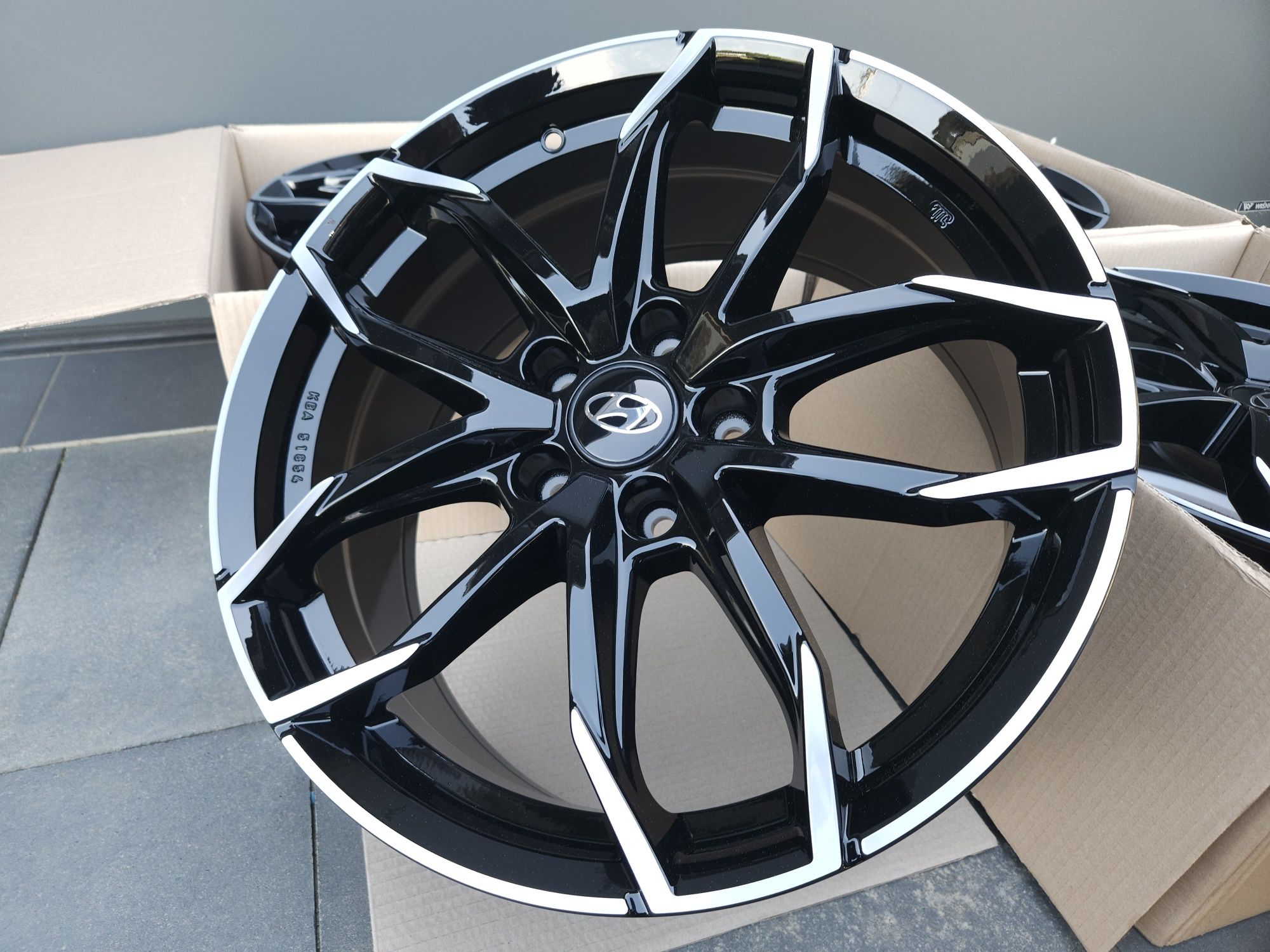 HYUNDAI 18 " Nowe Czarne 5x114,3 i30 Veloster i40 Tucson Santa FE