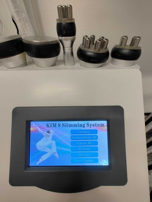 Gabinete de massagem e estética com equipamento