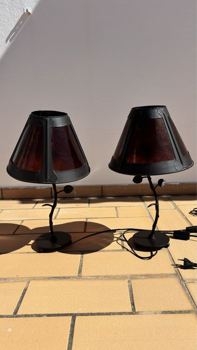 Par de candeeiros de mesa em ferro com abat-jour castanho