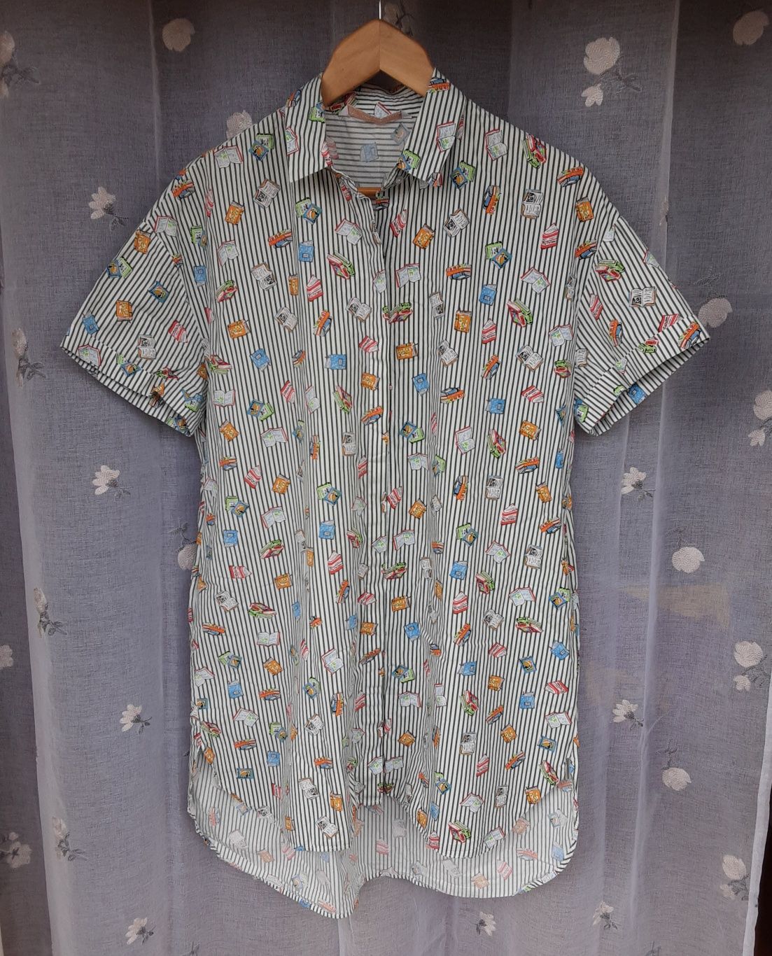 Vestido camiseiro com padrão de livros da Zara (M)