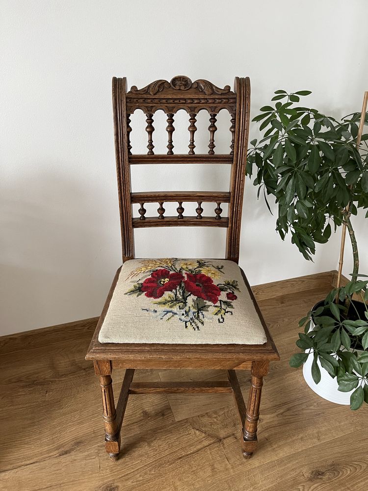 Stare piękne drewniane rzeźbione krzesło z gobelinowym siedziskiem