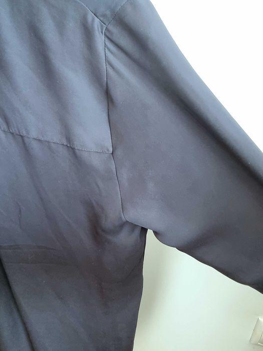 Camisa azul escura fluida H&M, tamanho 34
