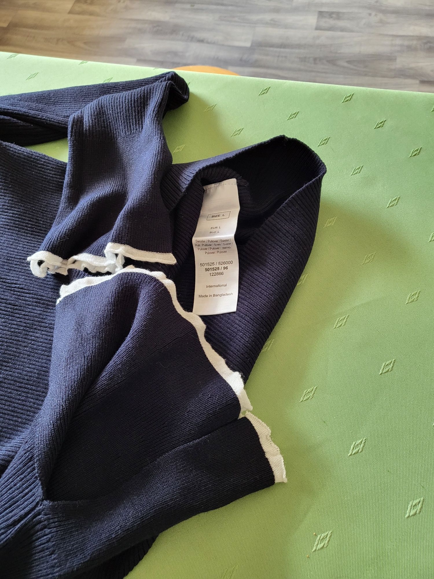Sweter nowy Orsay! Granatowy L. Bardzo dobry materiał, miły dla ciała.