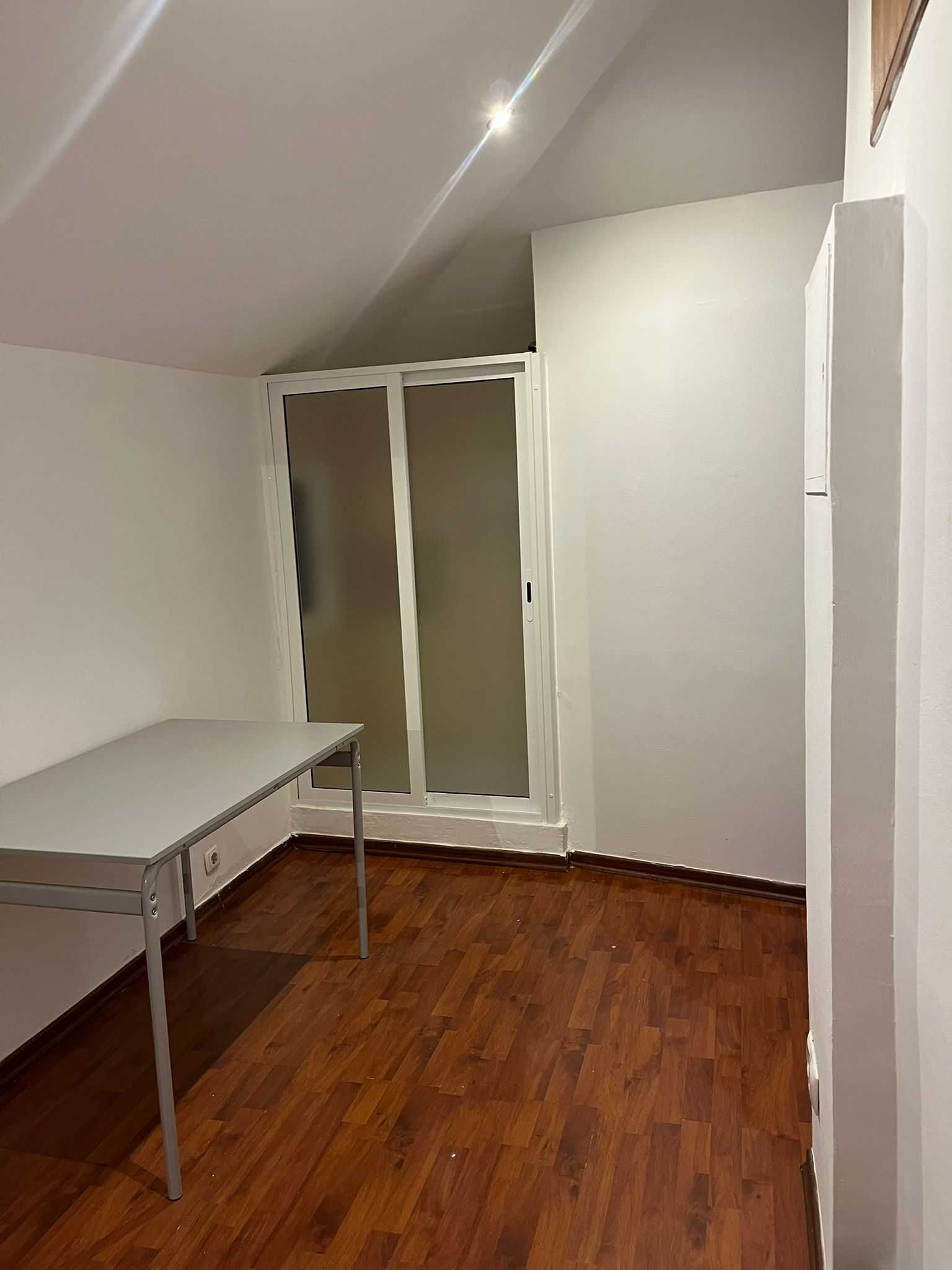 Vendo mesa e ofereço 2 cadeiras e um roupeiro varão