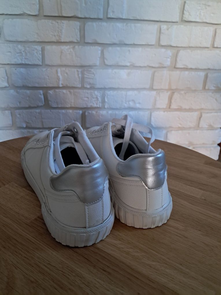 Buty sportowe typu trampki