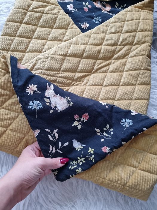 Dwustronny otulacz to fotelika samochodowego