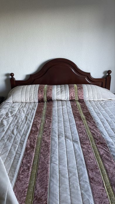 Mobilia de quarto em madeira