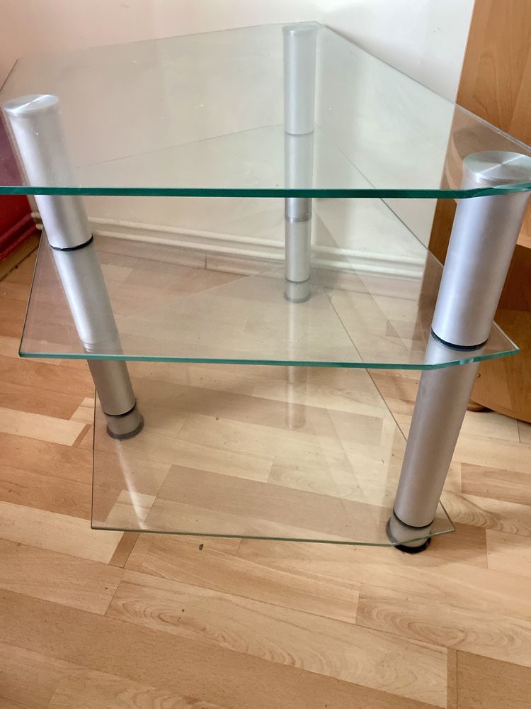 Szklany stolik pod telewizor