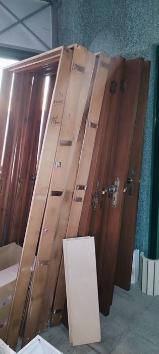 Várias portas e guarnições