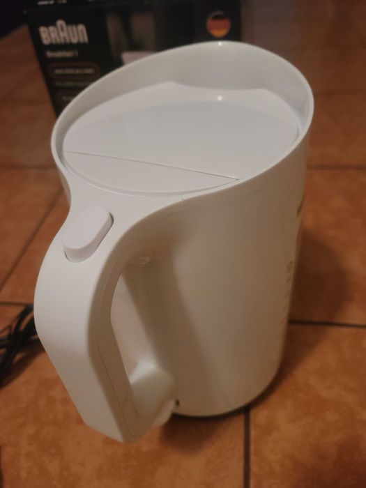 Електрочайник Braun 1,7 л 2200 Вт пластик всі види захисту зі шкалою