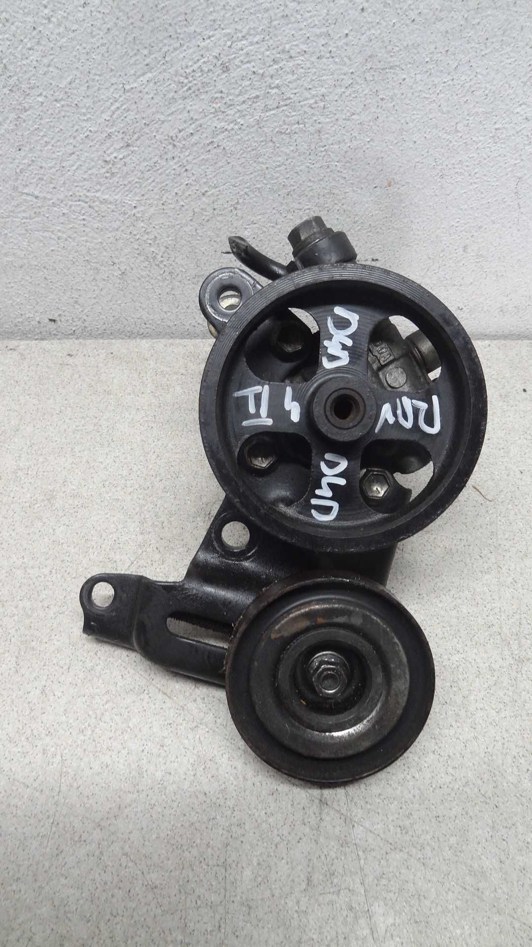 Toyota rav4 II 00-05  2.0 D4D pompa wspomagania