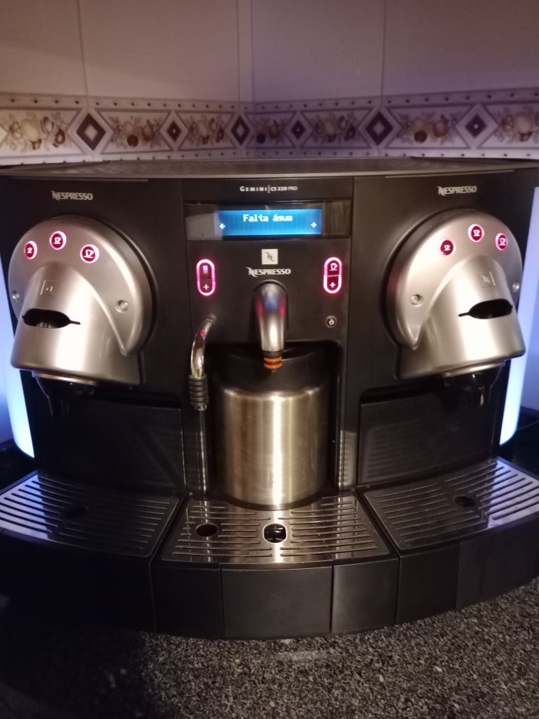 Máquina Nespresso empresa como nova poucinho  uso