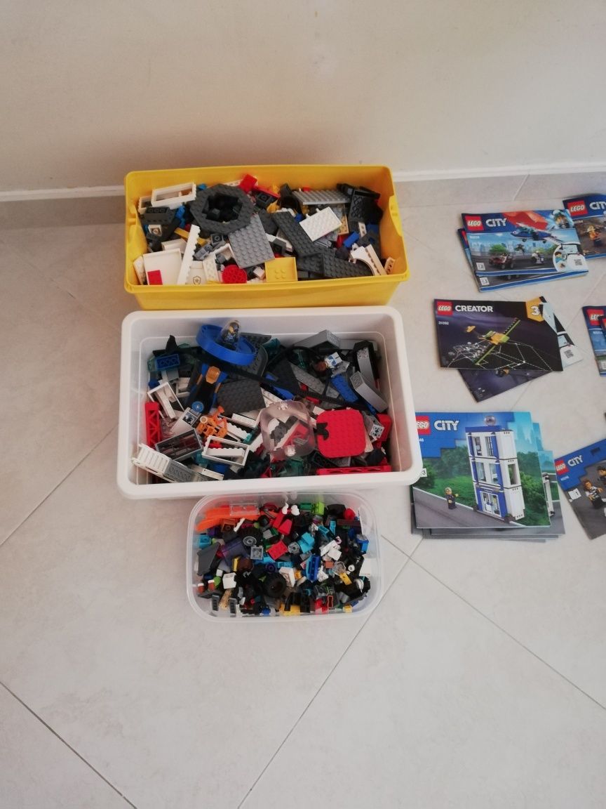 Vários conjuntos de Legos