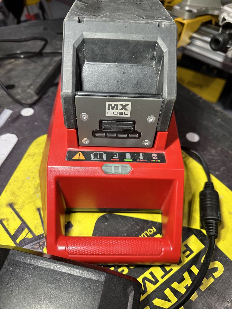 Зарядний пристрій Milwaukee MXF C +Аккумулятор Milwaukee MX FUEL CP203