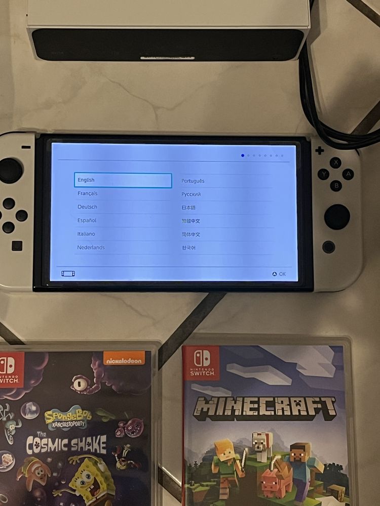 Konsola Nintendo Switch wraz z dodatkami.