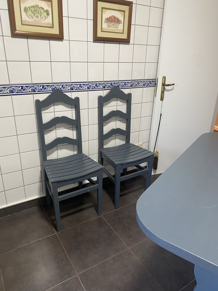 Messa de cozinha com quatro cadeirass