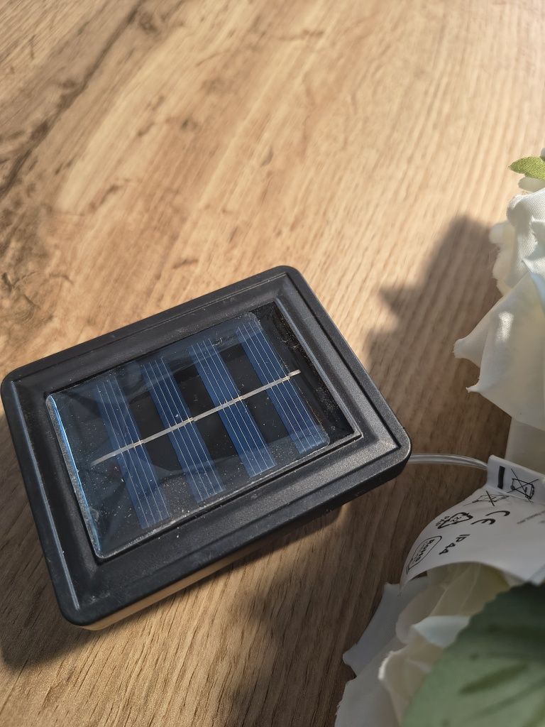 Sznur solarny, lampki ogrodowe LED 20 z białymi kwiatami - różami