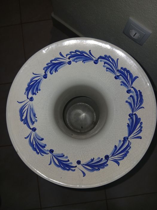 FN ALCOBAÇA  Jarrão cerâmico  pintado à mão  .
