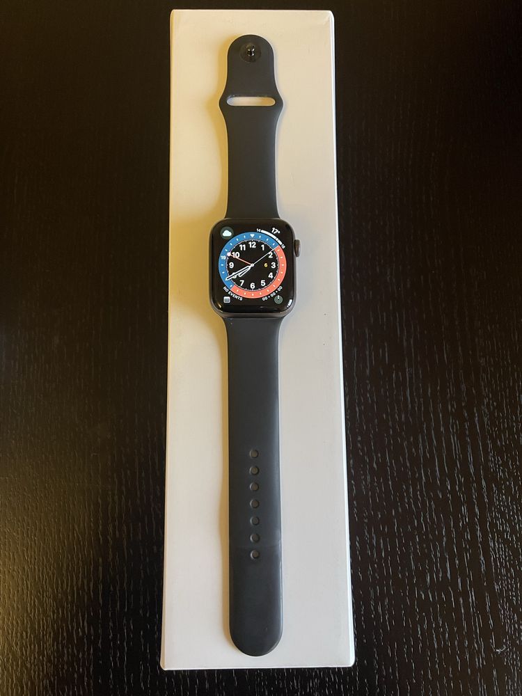 Apple Watch series 5, Space Gray Aluminum Case 44mm, Black Sport Band