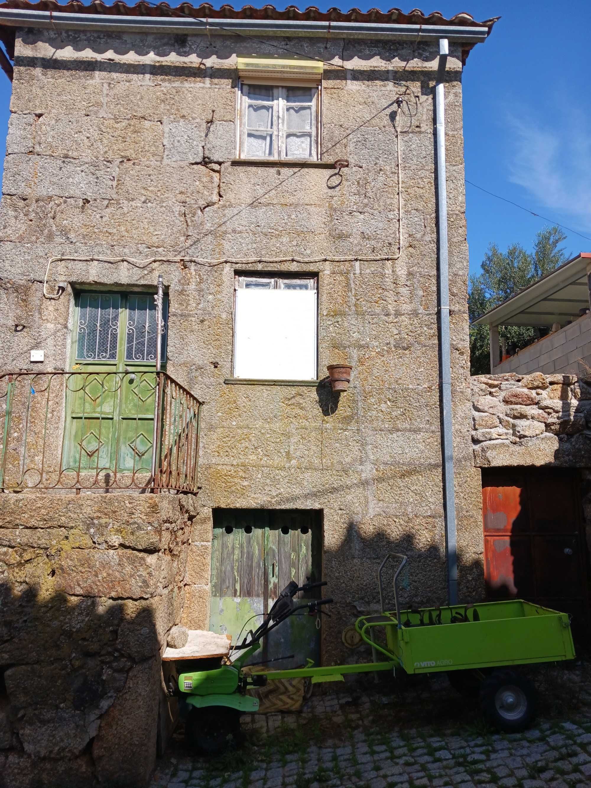 Casa em pedra para restauro na vila de Gonçalo - Guarda