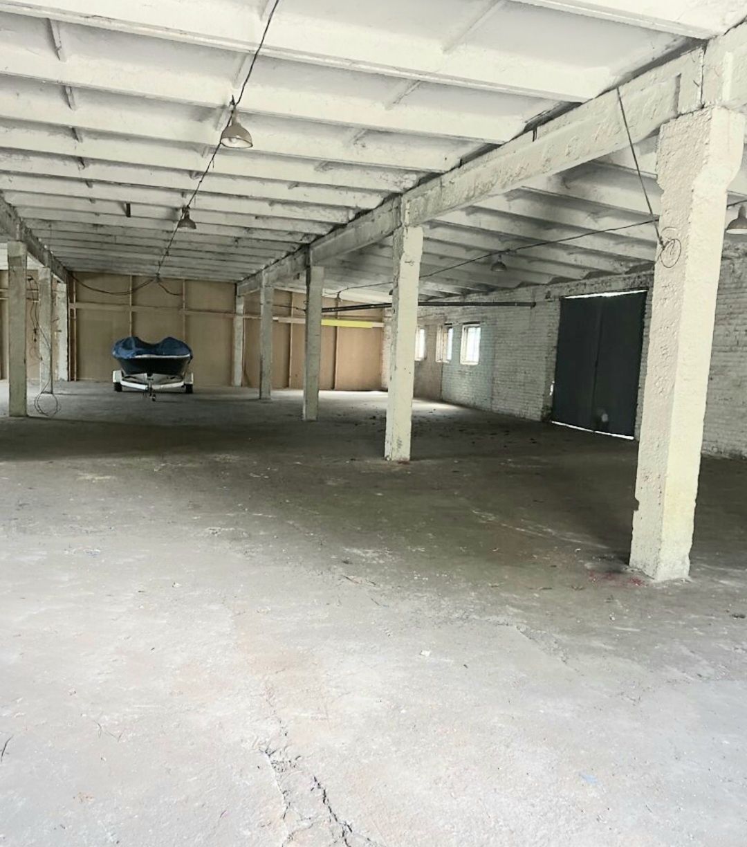 Склад. Площа S = 358 m2.  Асфальт. Можна під ФУРУ