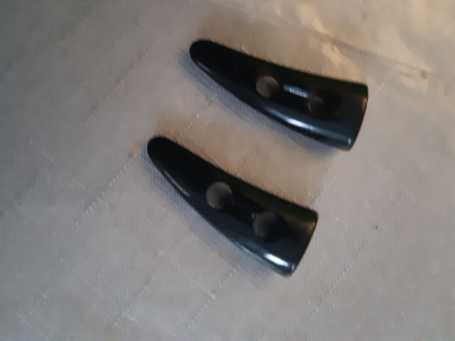 Kołki drew. i plast. do odzieży. 13 szt.