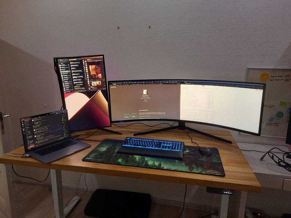 Стіл з автоматичним регулюванням висоти