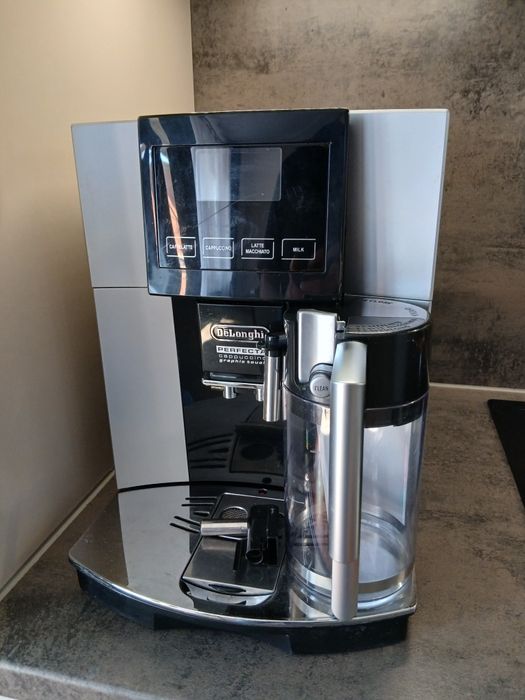 Ekspres Delonghi Perfecta cappuccino graphic touch