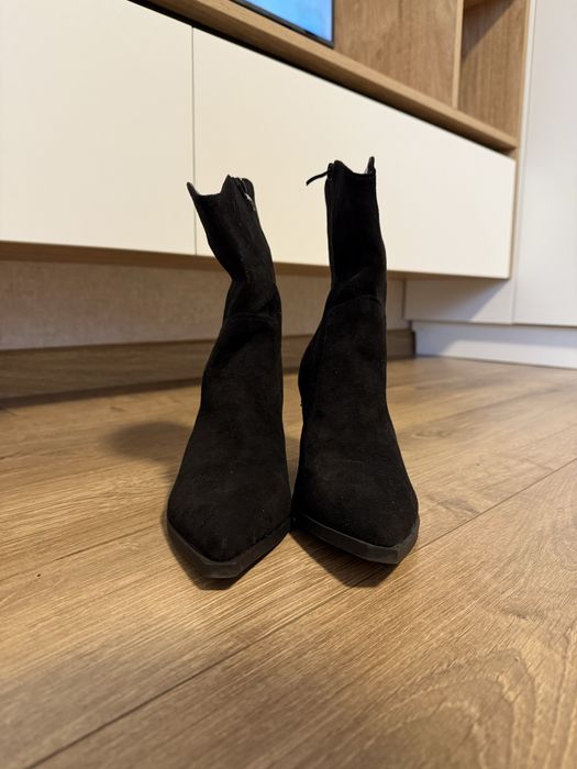 Стильні та зручні козаки, повністю нові, одягла один раз