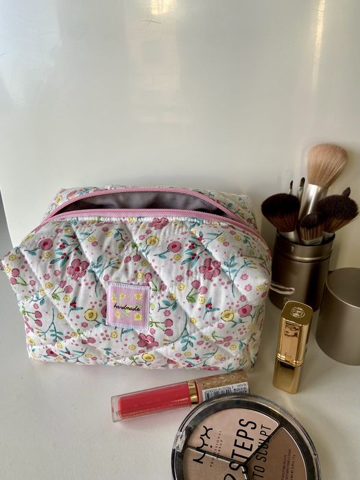 Kwiatowa kosmetyczka
