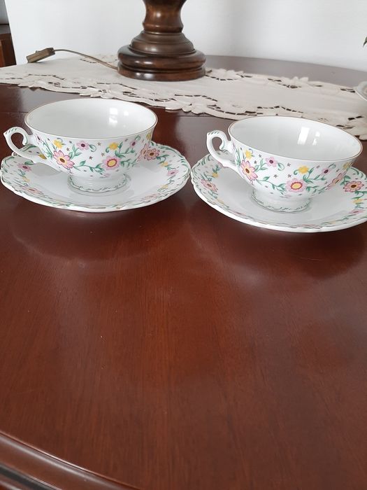 Chávenas de chá flores da Fundação Amália Rodrigues