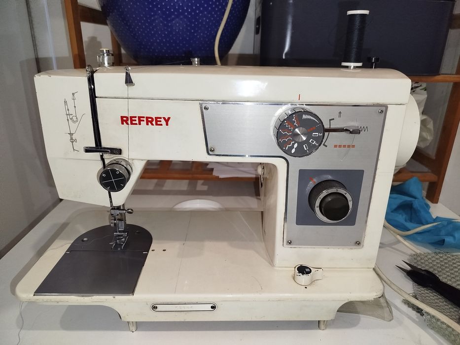 Máquina de costura refrey