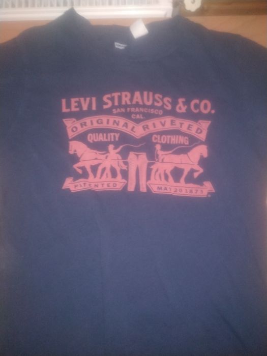 Футболка Levi's.