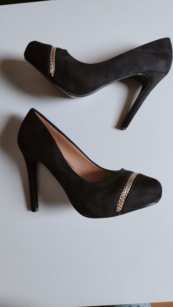 Sapatos stilleto com pormenor dourado