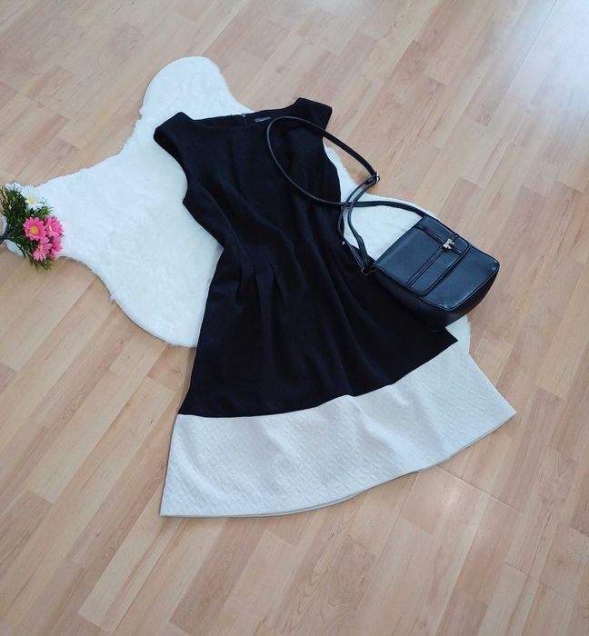 Czarna sukienka Vince Camuto S kloszowana bez rękawków elegancka