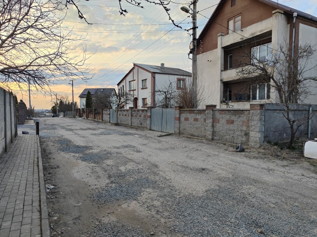 Незавершена коробка будинку в Червоних Горах