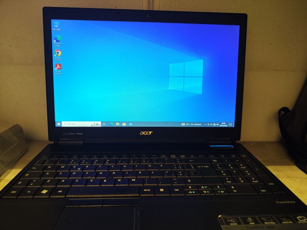 Vendo portátil Acer em pleno funcionamento com Windows 10
