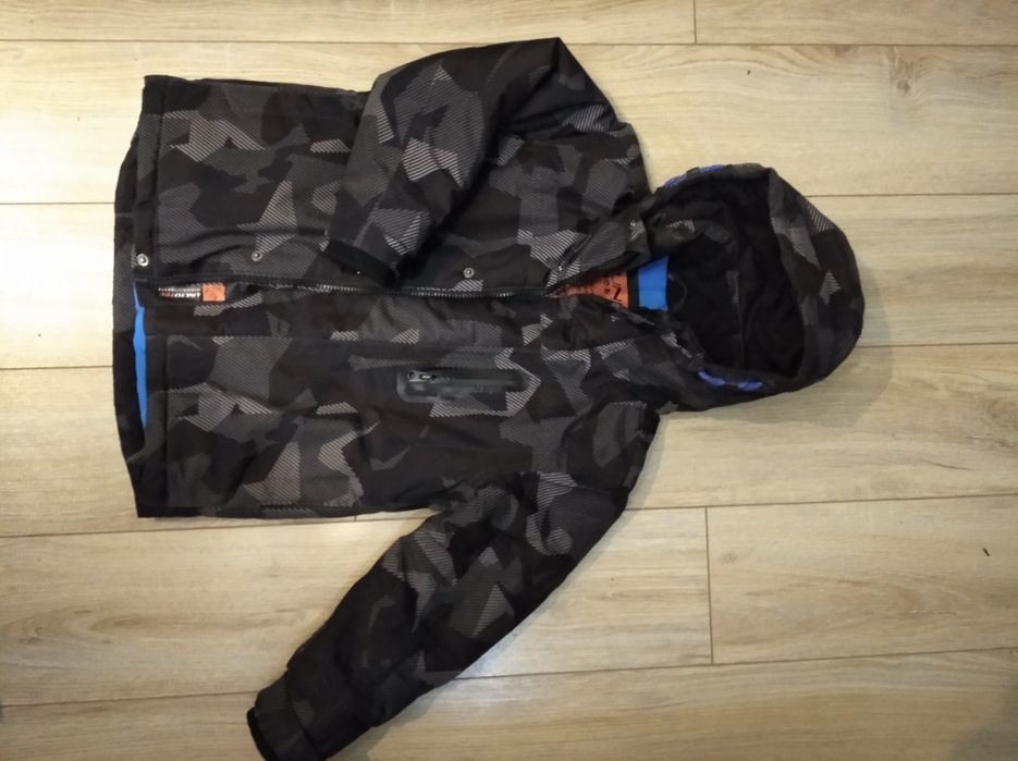 Осіння куртка, 122 см. Стійка до води