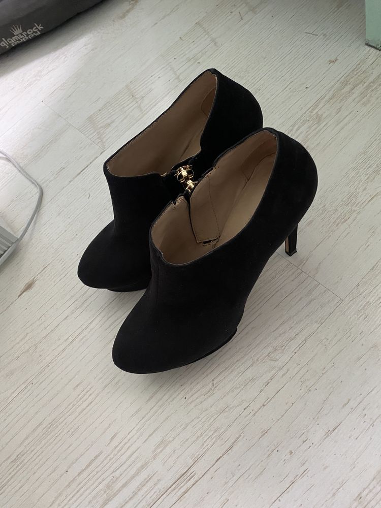 Stylowe botki Zara czarne złote zamki wydłużają nogi buty na obcasie