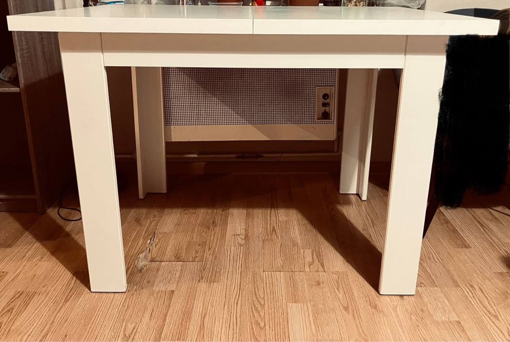 Biaty stót - idealny do kuchni lub salonu!