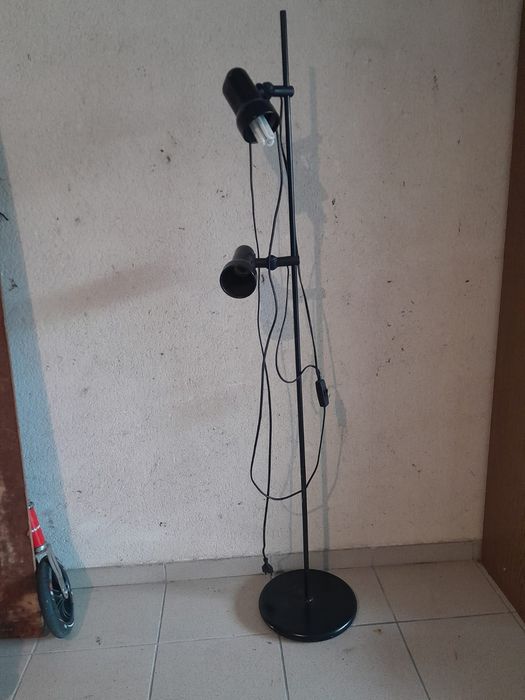 Candeeiro de pé preto