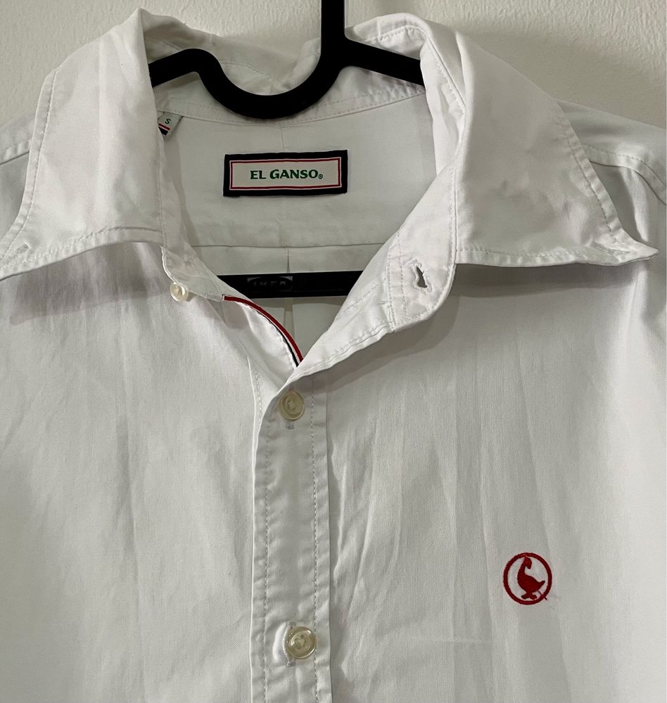 Camisa branca com detalhes vermelhos (El Ganso, tamanho S)