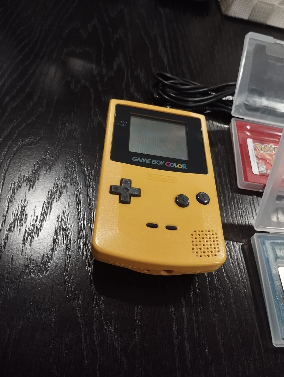 Conjunto Gameboy Color amarelo com 7 jogos Pokémon e cabo link