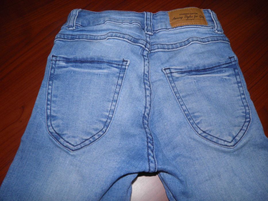 Spodnie dla dziewczynki w rozmiarze 134 cm