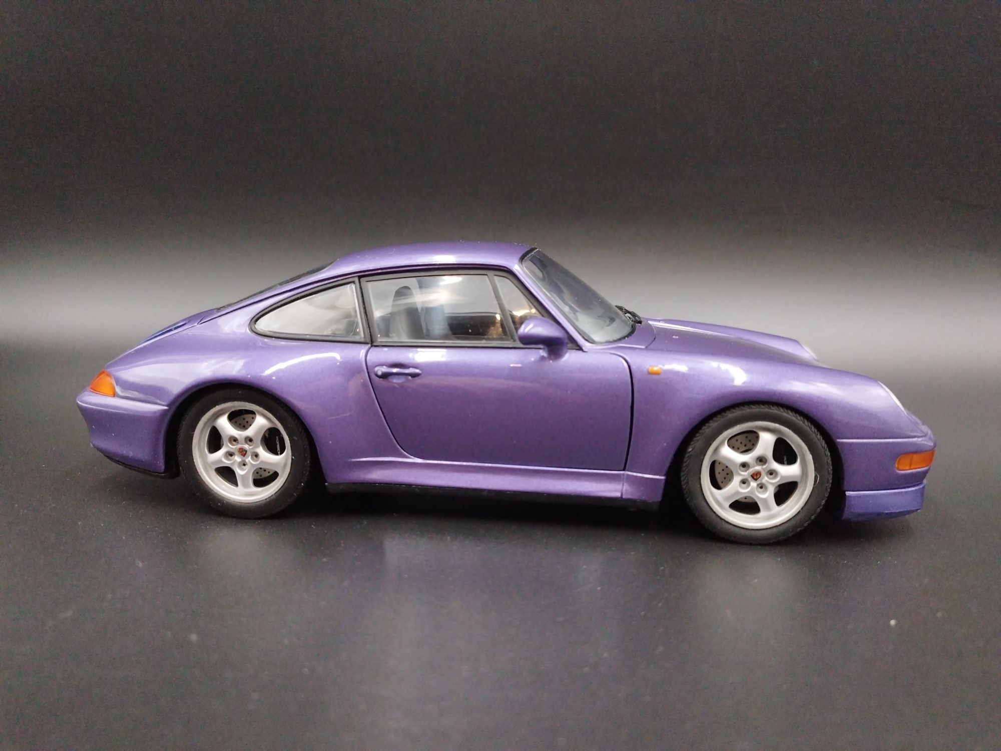 1:18 UT Models Porsche 911  Carrera S  model używany