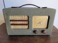 Małe stare radio lampowe