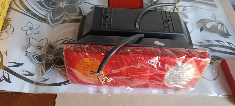 Продам задние фонари, стопы 3 секции 12-24V для грузовика, прицепа, ун