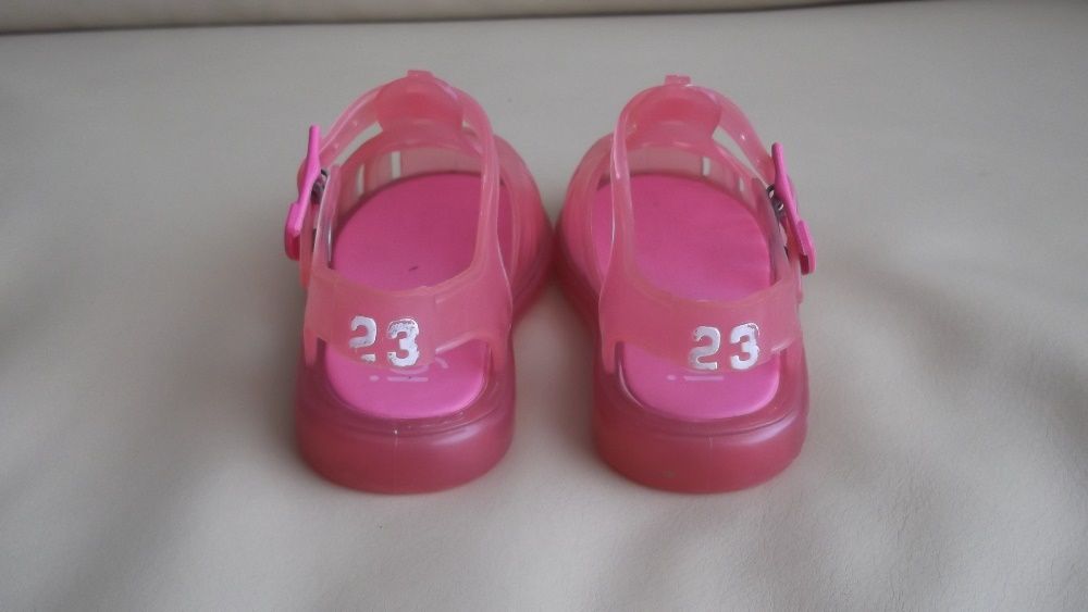 sandálias de menina cor de rosa